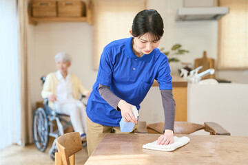 訪問介護で掃除をするアジア人介護士