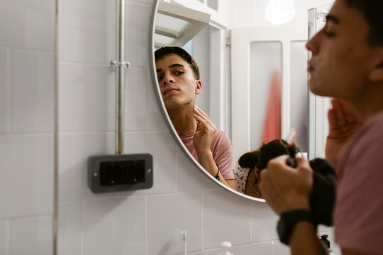 Teen Lifting Chin Shaving