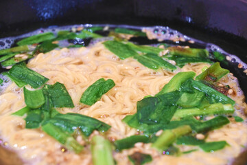 ニラのかやく付き袋麺