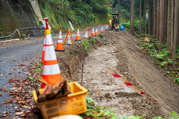道路工事の現場　山道の路肩の修復 © mouse23