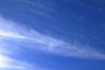 日本の晩秋の青空に浮かぶ雲(横長)