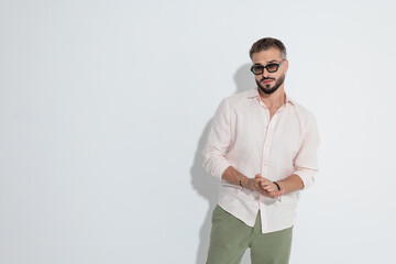 Obraz premium Stylish man with sunglasses rubbing hands together