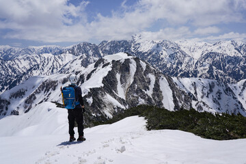残雪期の毛勝三山周回で見る縦走路