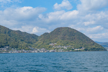 瀬戸内海の島々へ向かう船から見る三原の市街地