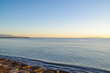 標津町の海岸から見る国後島と知床半島の山々