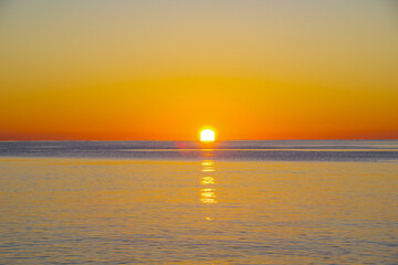 オホーツク海から昇るだるま朝日