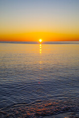 オホーツク海から昇るだるま朝日