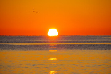 オホーツク海から昇るだるま朝日