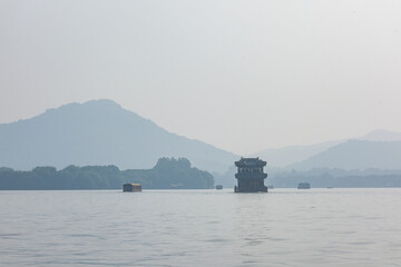 世界遺産である西湖を巡る遊覧船から見る景色