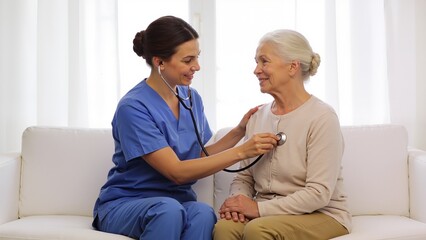 Obraz premium Nurse examining elderly woman with stethoscope
