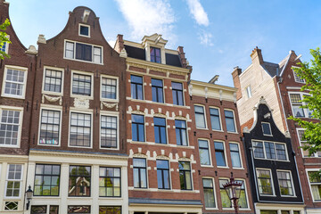 Fototapeta premium Merchant houses of old Amsterdam, showing the individual gable end architecture . The high buildings line the canals and were used for trading. Many date back to the 16th and 17th century.