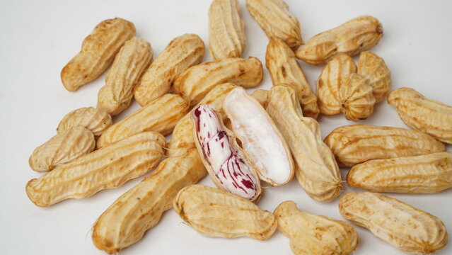 solated white batik peanuts or lurik peanuts (Arachis hypogaea L.) that are still raw but have been washed clean have a purple-white inside.