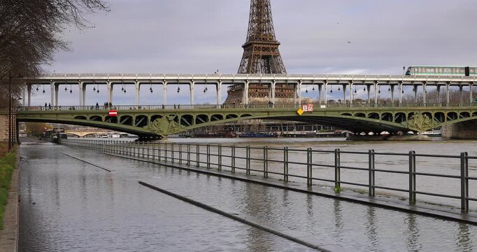 Le Pont de Bir-Hakeim au dessus de la Seine en crue &agrave; Paris