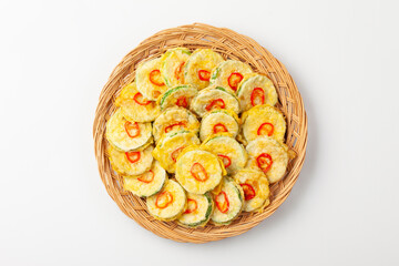 호박전 얇게 썬 애호박에 소금을 조금 뿌려서 두었다가 밀가루를 묻히고 달걀 푼 것을 씌워 부친 전

Pumpkin pancakes: Thinly sliced ​​zucchini sprinkled with a little salt, then coated in flour, covered in beaten egg, and fried.
