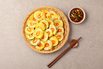 호박전 얇게 썬 애호박에 소금을 조금 뿌려서 두었다가 밀가루를 묻히고 달걀 푼 것을 씌워 부친 전

Pumpkin pancakes: Thinly sliced ​​zucchini sprinkled with a little salt, then coated in flour, covered in beaten egg, and fried.
