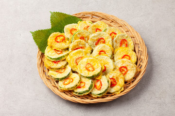 호박전 얇게 썬 애호박에 소금을 조금 뿌려서 두었다가 밀가루를 묻히고 달걀 푼 것을 씌워 부친 전

Pumpkin pancakes: Thinly sliced ​​zucchini sprinkled with a little salt, then coated in flour, covered in beaten egg, and fried.
