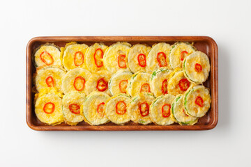 호박전 얇게 썬 애호박에 소금을 조금 뿌려서 두었다가 밀가루를 묻히고 달걀 푼 것을 씌워 부친 전

Pumpkin pancakes: Thinly sliced ​​zucchini sprinkled with a little salt, then coated in flour, covered in beaten egg, and fried.
