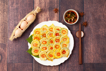 호박전 얇게 썬 애호박에 소금을 조금 뿌려서 두었다가 밀가루를 묻히고 달걀 푼 것을 씌워 부친 전

Pumpkin pancakes: Thinly sliced ​​zucchini sprinkled with a little salt, then coated in flour, covered in beaten egg, and fried.
