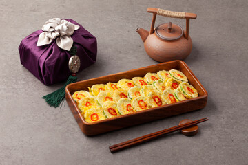 호박전 얇게 썬 애호박에 소금을 조금 뿌려서 두었다가 밀가루를 묻히고 달걀 푼 것을 씌워 부친 전

Pumpkin pancakes: Thinly sliced ​​zucchini sprinkled with a little salt, then coated in flour, covered in beaten egg, and fried.
