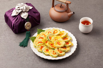 호박전 얇게 썬 애호박에 소금을 조금 뿌려서 두었다가 밀가루를 묻히고 달걀 푼 것을 씌워 부친 전

Pumpkin pancakes: Thinly sliced ​​zucchini sprinkled with a little salt, then coated in flour, covered in beaten egg, and fried.
