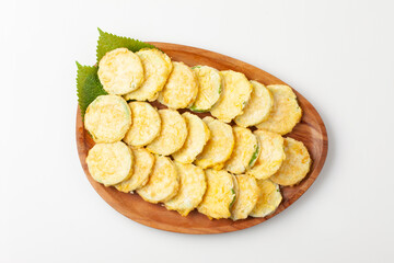 호박전 얇게 썬 애호박에 소금을 조금 뿌려서 두었다가 밀가루를 묻히고 달걀 푼 것을 씌워 부친 전

Pumpkin pancakes: Thinly sliced ​​zucchini sprinkled with a little salt, then coated in flour, covered in beaten egg, and fried.
