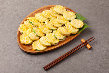 호박전 얇게 썬 애호박에 소금을 조금 뿌려서 두었다가 밀가루를 묻히고 달걀 푼 것을 씌워 부친 전

Pumpkin pancakes: Thinly sliced ​​zucchini sprinkled with a little salt, then coated in flour, covered in beaten egg, and fried.
