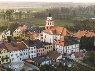 Zabytkowy kościół św. Jerzego i kolorowe kamienice w Prószkowie na Opolszczyźnie. Malowniczy widok z góry na architekturę miasteczka w porannym słońcu. Idealne zdjęcie podróżnicze i krajobrazowe. © Henryk Niestrój