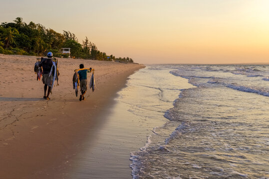 P&ecirc;cheurs au cr&eacute;puscule sur une plage &agrave; Madagascar