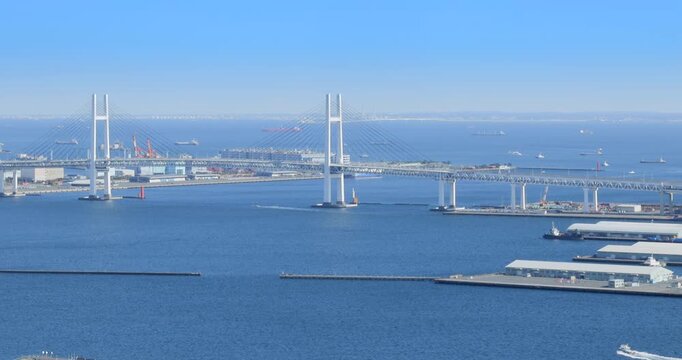 ビルの上から見る横浜ベイブリッジと海