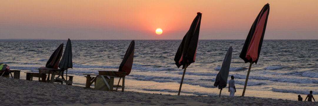 Plage au cr&eacute;puscule dans l'ouest de Madagascar