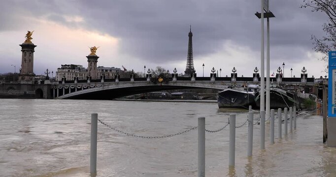 Forte pluie sur la ville de Paris en hiver