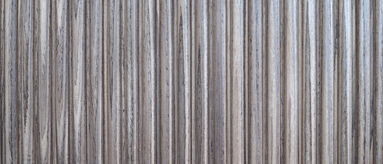 Obraz premium Wooden wall with pattern of squares and rectangles. wood grain is visible, giving wall rustic and natural appearance. pattern is consistent throughout wall