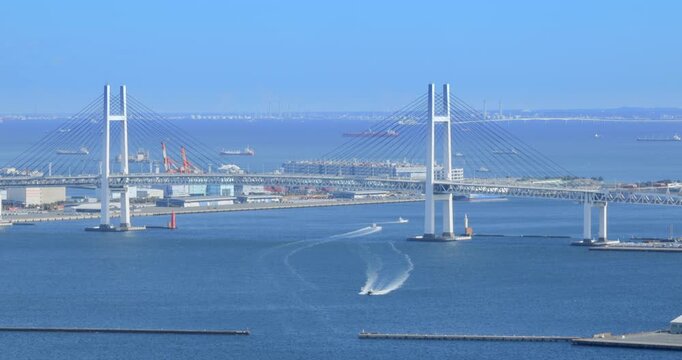 ビルの上から見る横浜ベイブリッジと海