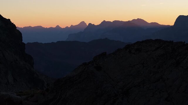 Plan drone 4K cin&eacute;matique des Alpes au coucher du soleil, lumi&egrave;re dor&eacute;e sur sommets, panorama spectaculaire, ambiance &eacute;pique et paisible, id&eacute;al tourisme, nature et projets premium.