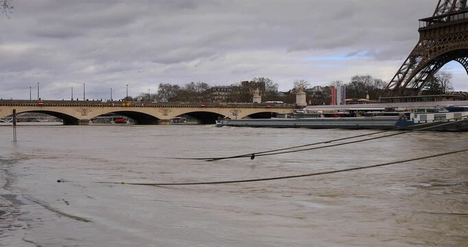 Une P&eacute;niche face au courant de la Seine en crue &agrave; Paris
