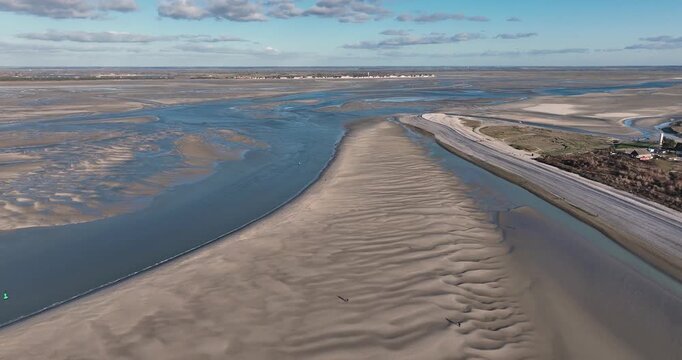 La baie de Somme &agrave; mar&eacute;e basse, entre Le Hourdel et Le Crotoy, vue du ciel