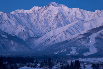 長野・白馬村の夕暮れと雪化粧した五竜岳の絶景 © 茉利生 佐藤