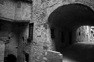 Borghi Italiani in bianco e nero. La struttura medievale perfettamente conservata del borgo di Gubbio, Umbria, Italia