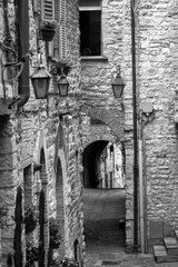 Borghi Italiani in bianco e nero. La struttura medievale perfettamente conservata del borgo di Gubbio, Umbria, Italia