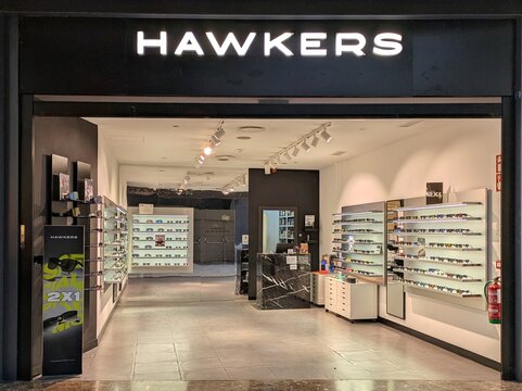 Fachada de tienda de gafas Hawkers en centro comercial de Madrid, Espa&ntilde;a, 19 de enero de 2026