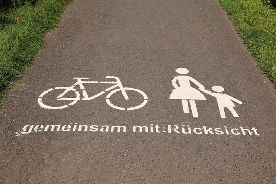 Aufforderung zur R&uuml;cksichtnahme zwischen Fu&szlig;g&auml;ngern und Fahrradfahrern am Biggesee im Sauerland
