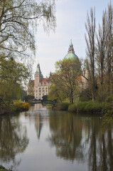 Maschpark von Hnanover im Fr&uuml;hling mit Neuem Rathaus