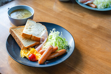 木のテーブルの洋朝食セット