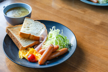 トーストとソーセージの朝食