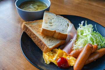 トーストと卵料理の朝食