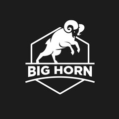 Naklejka premium Dynamic Bighorn Ram Logo Emblem Design with Text