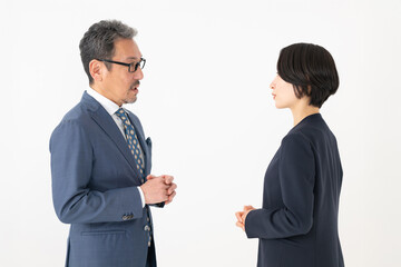 ビジネスについて話し合う男女