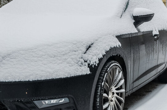 ein Auto ist im Winter dick eingeschneit