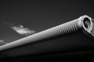 反復する金属リブ構造の現代建築モノクロ構図