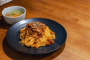 木目背景のミートソース夕食